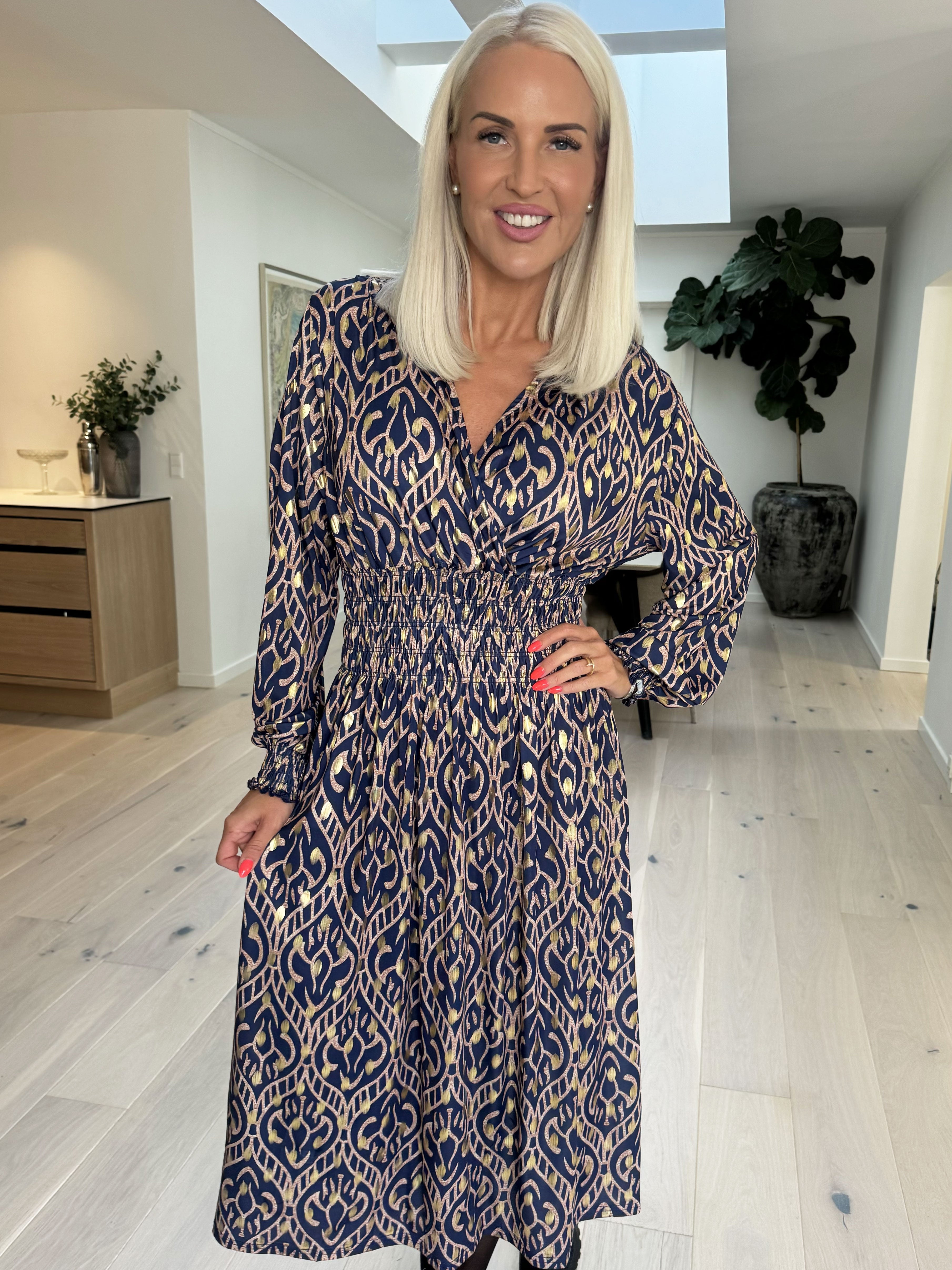 Pams Boho Midi L/S - Elastisk klänning i skrynkelfritt tyg